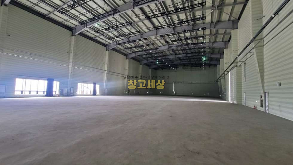 경기 연천군 장남면 원당리 부지5086평 / 대지 2870평(9495㎡) / 방송통신시설 / 대형스튜디오/ 신축급컨디션 / 높은층고 / 대형단독마당 / 대형주차편리 / 고압전기 / 자유로20분 매매 매물번호 11284 사진 3